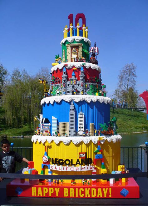 BIggest LEGO Cake I've seen!! Sunday Sweets, Big Birthday Cake, Birthday Cake Images, Lego Wedding, Cake Designs For Kids, Lego Birthday Cake, Nursing Cake, Cake Tower, Cake Wrecks