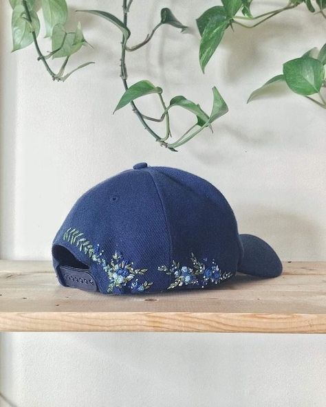 Embroidery On Cap, Embroidered Hats Ideas, Winter Embroidery, Embroidery Lessons, Embroidery Caps, Hat Decoration, Pola Sulam, Hat Embroidery, Embroidered Hat