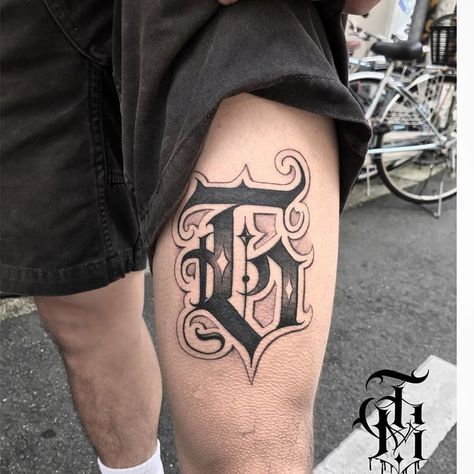 441 Me gusta, 2 comentarios - Juniorbandatattoo (@juniorbandatattoo) en Instagram: "G 🔥 freehand Tattoo ✍🏽 #chicanotattoo #chicanolettering #letteringinsoul #letteringshow…" Chest Tattoo Words, Letter G Tattoo, Chicano Tattoos Lettering, Freehand Lettering, Dark Lettering, Cool Back Tattoos, Tattoo Lettering Design, Chicano Lettering, Tattoo Lettering Styles