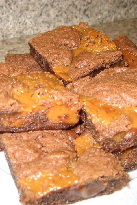 Quick And Easy Brownies, Combine Cake, Milk Recipes Dessert, Evaporated Milk Recipes, Easy Brownies, German Chocolate Cake Mix, Mix Chocolate, Caramel Bars, Caramel Brownies