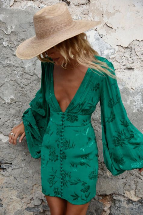 cd0dce8fca267bf1fb86cf43e18d5598desc52679633ri Look Boho Chic, Chique Outfit, Mode Hippie, Looks Street Style, Mode Inspo, Mini Dress With Sleeves, Pretty Dresses, Spring Summer Fashion, Green Dress