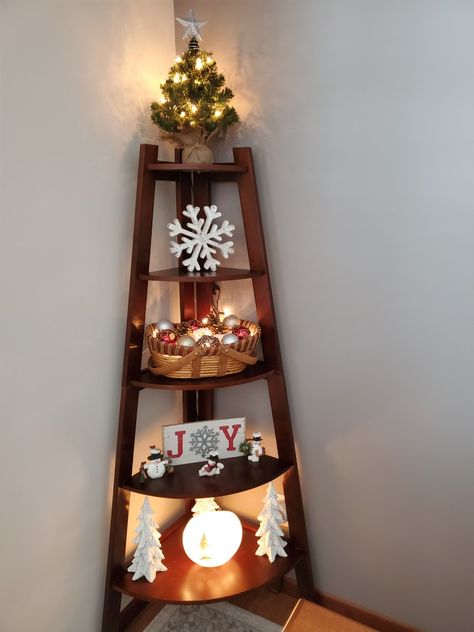 Xmas Shelf Decorations, Christmas Corner Shelf Decor Ideas, Diy Corner Christmas Tree, Corner Shelf Christmas Decor, Corner Shelf Decor, Diy Corner Shelf, Christmas Core, Corner Christmas Tree, Christmas Bookshelf