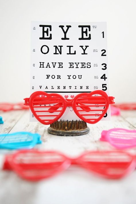 These cute DIY free printable valentine cards are perfect with a pair of sunglasses.  Non-candy valentine's day cards are required at most schools today and these are fun, adorable and easy to make.  #freeprintable #valentine #cards #tags #kidsvalentineideas #PinkPeppermintDesign Sunglasses Valentine, Printable Valentine Cards For Kids, Free Printable Valentine Cards, Free Valentine Cards, Free Printable Valentines Cards, Valentine Cards For Kids, Free Printable Valentines, Printable Valentine Cards, Pink Peppermint