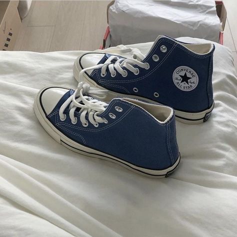 Blue Converse Aesthetic, Converse Bleu, Nike Azul, Evan Rosier, Navy Blue Converse, Hannah Wells, Converse Aesthetic, Blue Converse, Silver Sneakers