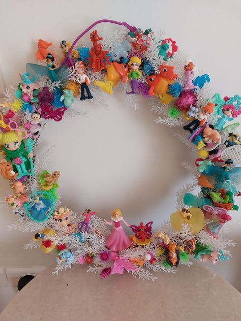 Toy Wreath Ideas, Toy Wreath, Bead Wreaths, Disney Wreath, Recycled Toys, Recycled Art Projects, Cartoon Christmas, Christmas Events, Girly Tattoos