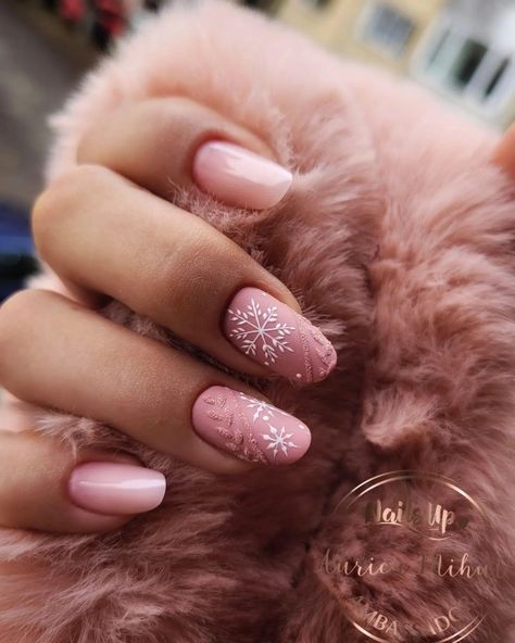 Oval Xmas Nails, Winter Nails Pink And White, Winter Oval Nails, Nokti Za Zimu, Christmas Oval Nails, Christmas Nails Oval, Slim Nails, Xmas Nail Art, Christmas Gel Nails