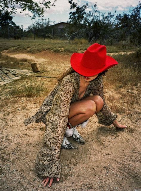 Vogue Photoshoot Ideas, Cowgirl Editorial, Traje Cowgirl, Cowgirl Photoshoot, Estilo Cowgirl, Western Photoshoot, Desert Photoshoot, Vogue Photoshoot, Urban Cowgirl