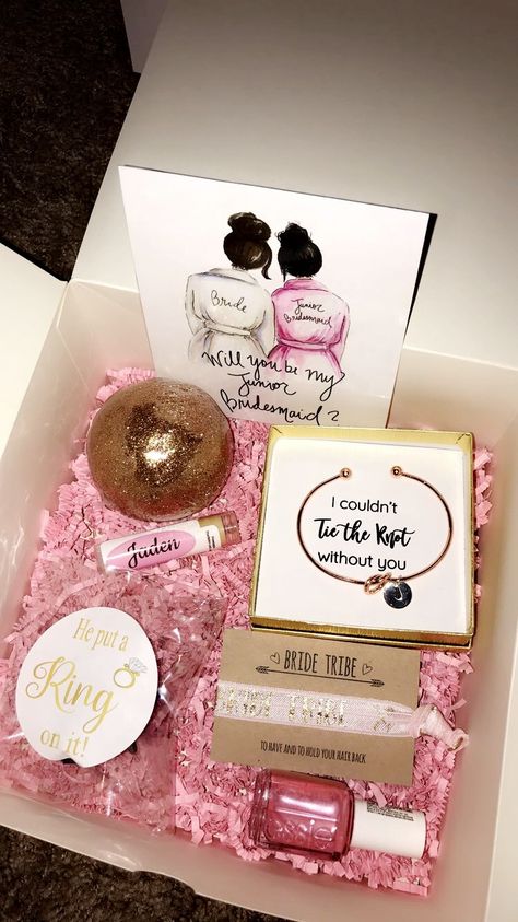 pink and gold junior bridesmaid proposal box Dama Gifts Cute Ideas, Junior Bridesmaid Proposal Box Ideas, Bridesmaid Invite Ideas Boxes, Jr Bridesmaid Proposal, Bridesmaids Invitations, Barbie Surprise, Junior Bridesmaid Proposal, How To Ask Your Bridesmaids, Bridemaids Gift