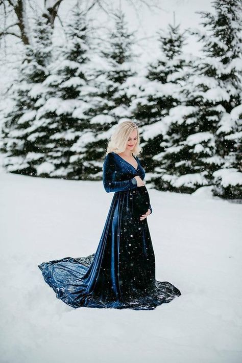 Maternity Christmas Pictures, Winter Pregnancy Photoshoot, Velvet Maternity Dress, Winter Maternity Pictures, Winter Maternity Shoot, Maternity Photography Winter, Bridesmaids Photo, Winter Maternity Photos, Maternity Photography Poses Outdoors