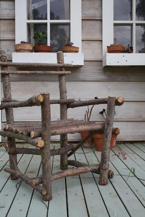 Rustic Porch Chair...make from tree logs. Rustic Porch Ideas, Willow Furniture, Twig Furniture, Koti Diy, Driftwood Furniture, Porch Chairs, Sticks Furniture, Rustic Porch, Tree Furniture