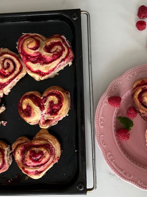 heart shaped cinnamon rolls, valentines day, valentines day baking, heart rolls, cute valentines gift Cinnamon Rolls Valentines Day, Cinnamon Roll Valentine, Heart Food Shaped, Heart Shaped Baking Ideas, Heart Cinnamon Rolls, Heart Rolls, Valentines Day Baking, Shaped Cinnamon Rolls, Heart Shaped Snacks