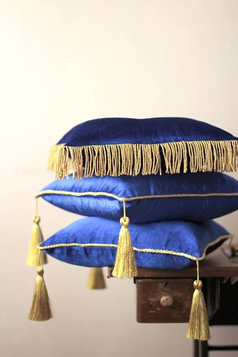 Royal Blue Velvet 14 With Tassel and Piping Stand - Etsy Pillow Display, Colourful Living Room Decor, Cushion Embroidery, Tassel Pillow, Blue Pillow Covers, Diy Cushion, Gold Pillows, Pillow Room, Round Pillow