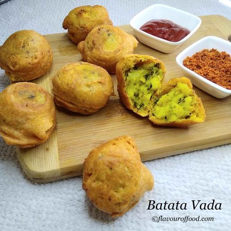 Batata Vada Recipe | Aloo Vada Recipe | How to make Batata Vada | Maharashtrian Style Batata Vada with detailed photos. Batata vada is a fried potato fritter and is a famous street food in Maharashtra, India. It is also served as a tea time snacks or party snacks. #authentic #Indianfood #BatataVada #Vada #streetfood #Snacks Batata Vada, Garlic Chutney, Potato Fritters, Stuffed Potato Balls, How To Make Potatoes, Tea Time Snacks, Party Snacks, International Recipes, Yummy Snacks