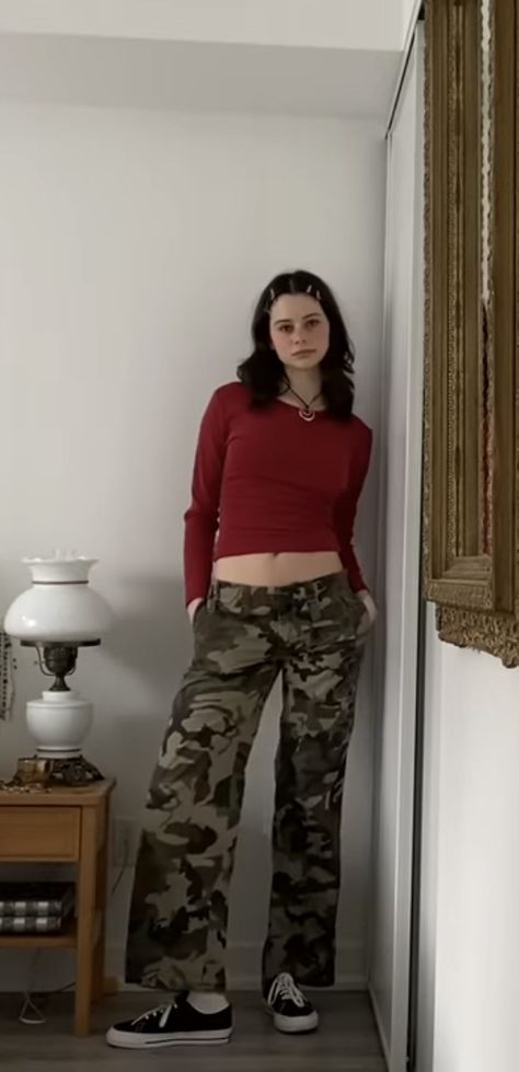 Cami Pants Outfits, 90s Emo Fashion, Camo Pants Outfit Winter, Grunge Winter Outfits Cold, Winter Emo Outfits, Comfy Grunge Outfits, School Dance Outfits, Kate Brock, 1990s Aesthetic