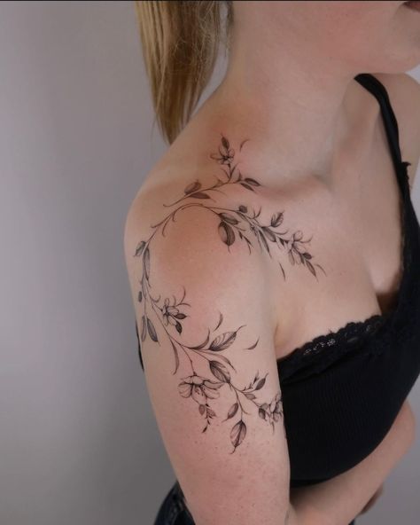 Nature Shoulder Tattoos For Women, Thigh Tattoos Women Floral, Cloud Shoulder Tattoo, Nature Line Tattoo, Botanisches Tattoo, Tattoo Dream, Feminine Shoulder Tattoos, Front Shoulder Tattoos, Floral Tattoo Shoulder