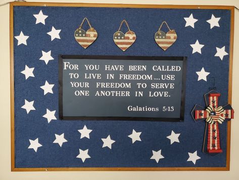 2022 Usa Classroom Theme, Patriotic Bulletin Board Ideas, Sunday School Classroom Decor, Bulletin Boards Theme, Christmas Bulletin Boards, Christian Bulletin Boards, Bullentin Boards, Rustic Americana, Sunday School Classroom