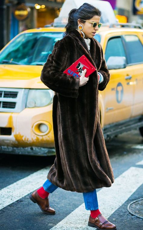 Style Notes: Leandra Medine shows that a clever way to jazz up your old favourite brogues is to pair them with statement red ankle socks, a styling trick that was featured in Céline's S/S... Fashion Week Street Style Winter, Aw Style, Leandra Medine Style, Socks Outfit, Red Socks, Leandra Medine, Street Style 2017, Sock Outfits, Man Repeller