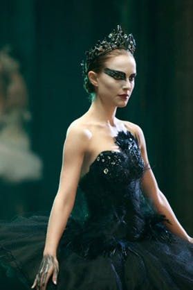 Black Swan Poster, Kueez Fashion, Swan Poster, Black Swan Movie, Iconic Halloween Costumes, Character Halloween Costumes, Black Swan Costume, Movie Character Costumes, Movie Halloween Costume