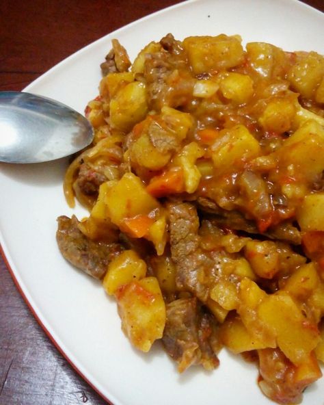 KENYAN MATOKE – PEDIABITES Matoke And Beef, Cooking Bananas, Kenyan Food, Small Tomatoes, Fake Food, Sweet And Sour Pork, Cooking Oil, 2 Cups, Bananas