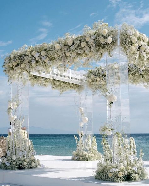 Garden Wedding Chuppah, Dream Wedding Ideas Decoration, Glass Isle Wedding, Beach Luxury Wedding, Wedding By The Ocean, Cool Wedding Venues, Huppah Wedding Outdoor, Wedding Arch Ideas Outdoor, White Floral Ceremony