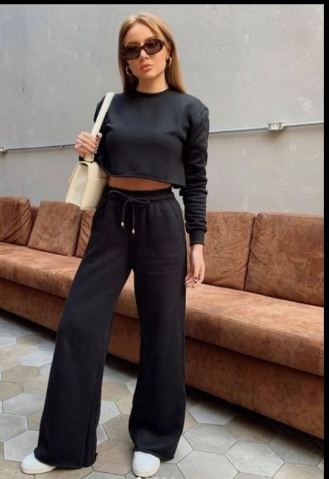 Nanny Outfit, Girls Fashion Tops, Lounge Trousers, Tracksuit Outfit, Casual Outfit Inspiration, Joggers Outfit, Sweat Set, Athleisure Outfits, Airport Outfit