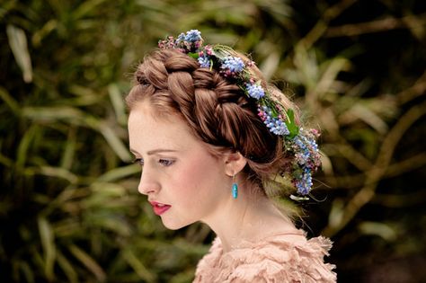 braided hair halo with flower halo Russian Hairstyles, Celtic Wedding Traditions, Head Braid, Irish Wedding Traditions, Bride Head, Russian Wedding, Flowers In Her Hair, Wedding Hairstyles With Veil, Short Braids