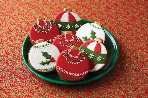 ριитяєѕт: birthdαyѕlαy✨❥ Round Christmas Cookies Decorating Ideas, Round Christmas Cookies Decorated Buttercream, Ornament Cookies, Christmas Cake Decorations, Winter Cake, Winter Cookie, Christmas Sweets, Cookie Party, Xmas Cookies