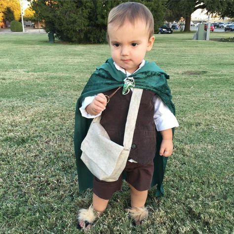 Lord of the Rings Halloween costumes DIY Frodo costume Lord Of The Rings Trunk Or Treat, Frodo Costume, Lord Of The Rings Halloween, Rings Outfit, Hobbit Costume, Halloween Costumes Diy, Lotr Costume, Costumes Diy, Diy Costumes Kids