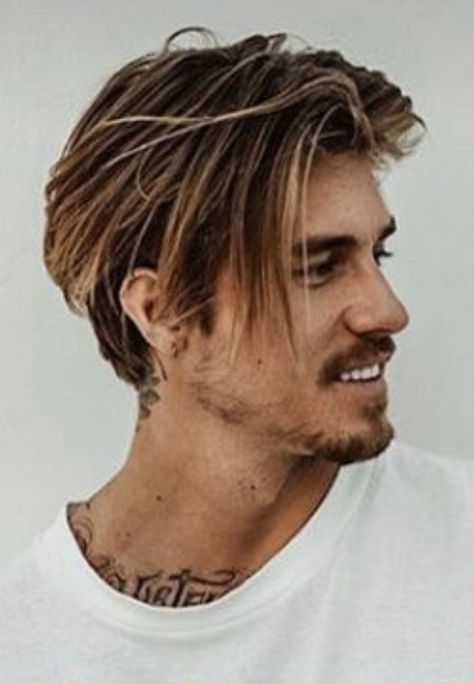 Mens Medium Undercut, Highlighted Mens Hair, Men’s Highlights On Dark Hair, Medium Undercut Men, Medium Length Undercut Men, Mens Brown Hair With Blonde Highlights, Men Long Hair Highlights, Men’s Balayage, Highlights On Mens Hair