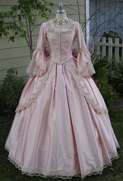 18th century gown Gothic Victorian Dresses, Era Victoria, Southern Belle Dress, Istoria Modei, Gaun Abad Pertengahan, Antoinette Dress, Victorian Dresses, Old Dress, Century Dress