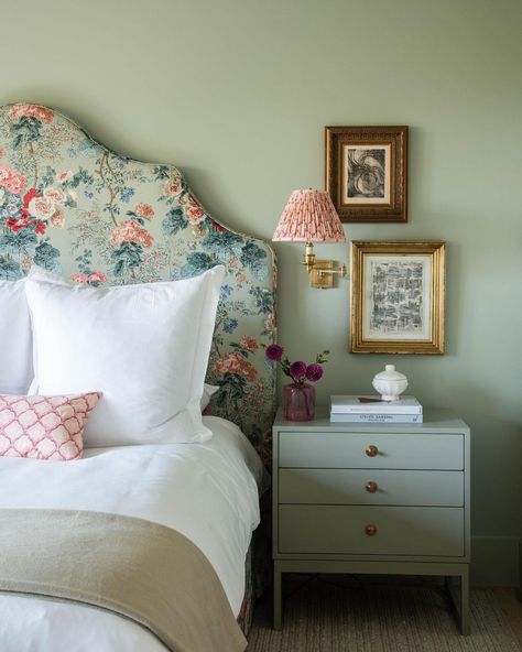 Blackberry Farm Design on Instagram: “Playful patterns are guaranteed to provide an instant uplift. #blackberryfarmdesign #blackberrymountain #bmtn” Muted Green Bedroom, Green And Pink Bedroom Decor, Sage Green And Pink Bedroom, Green And Pink Bedroom, Sage Green And Pink, Elegant Bedroom Design, Blackberry Farm, Blackberry Farms, Pink Bedroom Decor