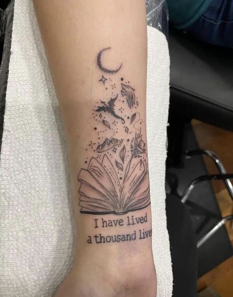 Bookworm Tattoo, Tattoos Sunflower, Reader Tattoo, Book Inspired Tattoos, Book Lover Tattoo, Tattoos Abstract, Tattoos Japanese, Tattoos Watercolor, Book Tattoos