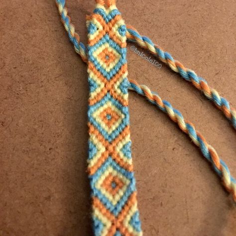 Diamond Embroidery Bracelet, Beads On Friendship Bracelets, Three Colour Bracelet Patterns, Triangle Bracelet Pattern, Diamond Pattern Friendship Bracelet, Braslet Patterns, Frenship Braclet Easy Pattern, 12 String Bracelet Pattern, Cool Friendship Bracelets Patterns