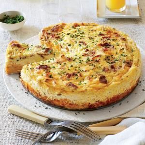 Bacon-and-Cheddar Grits Quiche | MyRecipes.com Grits Quiche, Thanksgiving Brunch Recipes, Cheddar Grits, Low Carb Veggie, Grits Casserole, Thanksgiving Brunch, Breakfast And Brunch, Big Breakfast, Quiche Recipe