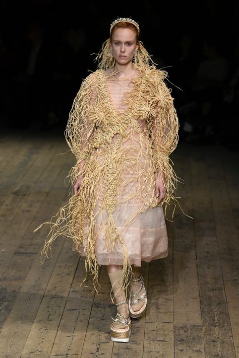 Simone Rocha | Ready-to-Wear Spring 2020 | Look 36 Weaving Fashion Runway, Sustainable Runway Fashion, London Fashion Week Runway, Woven Macrame, Macrame Weaving, London Spring, Portfolio Images, Soft Beige, Fashion Runway