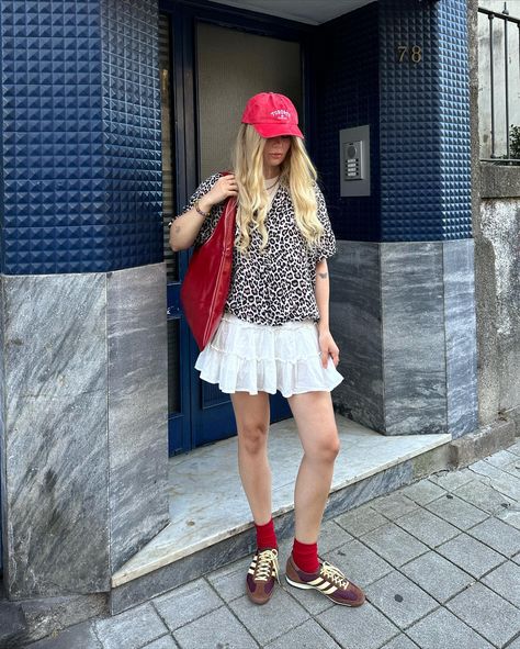 My favorite combination: red with leopard print🐆🔥 Skirt @pullandbear Bag @shopcider Red Bag Outfit, Fashion Content Creator, Fashion Content, Leopard Print Skirt, Red Bag, Street Style Trends, Print Skirt, Skirt Outfits, Content Creator