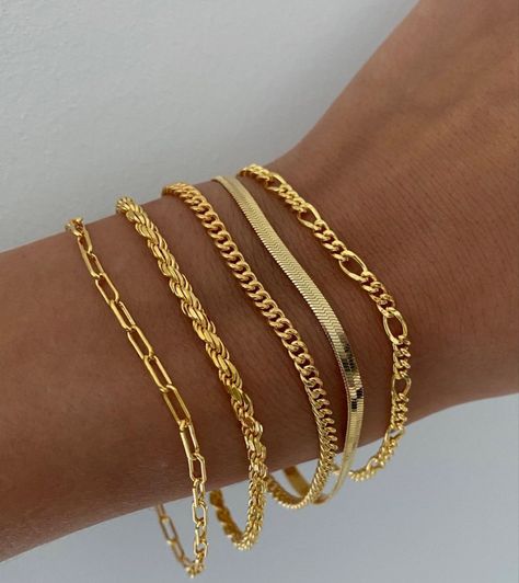 @sixtystax on ig Gold Rings And Bracelets, Layered Gold Bracelets, Beyoncé Casual, Stacked Gold Bracelets, Bracelet En Or, Bracelet Stack Ideas Gold, Gold Stacked Bracelets, Gold Braclate, Bracelet Ideas Gold