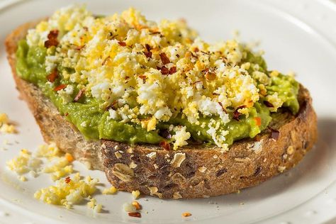 Egg Avocado Toast, Egg Avocado, High Protein Breakfast Recipes, Sweet Breakfast Treats, Avocado Toast Egg, Avocado Toast Recipe, High Protein Low Calorie, Protein Breakfast Recipes, Egg Toast