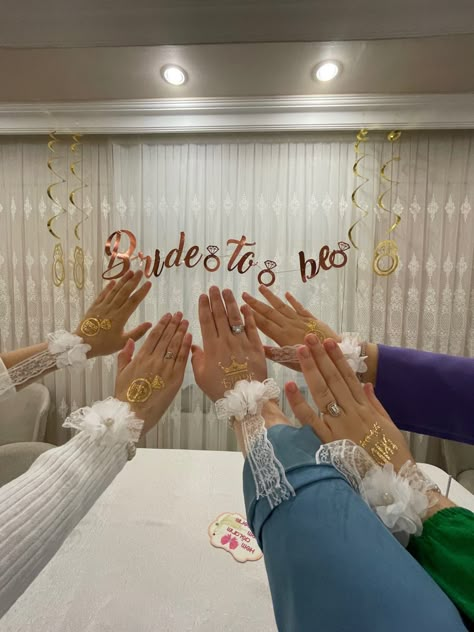 Bride To Be Indian Party, Bride To Be Pics Photo Ideas, Simple Bride To Be Decoration, Bridal Shower Poses Photo Ideas, Bridal Shower Decorations Ideas Classy, Bride To Be Decoration Ideas At Home, Bride To Be Party Decoration Ideas, Team Bride Ideas, Classy Bridal Shower Ideas