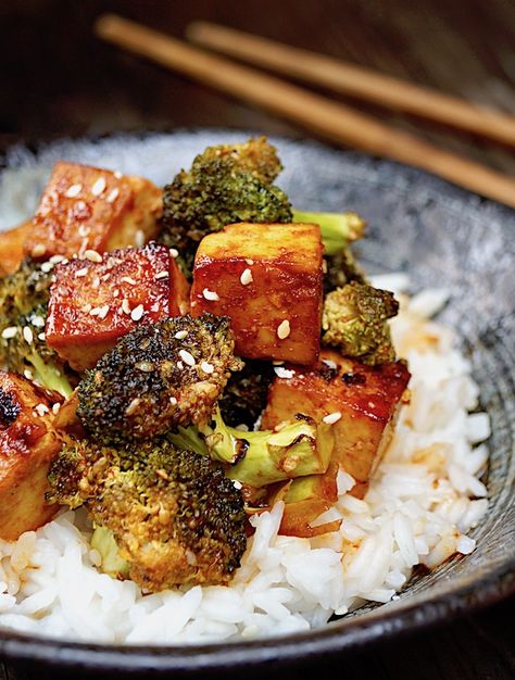 Sesame Sesame Honey Glazed Tofu Broccoli is a scrumptious, healthy sheet pan meal that's great for guests of a quick weeknight dinner. Tofu has the ability to soak up almost all of the flavors added to it, making each bite an explosion of flavor. #sriracha #honey #sesameoil #sesameseeds #sesame #tamari #tofu #firmtofu #broccoli #sheeetpanmeal #healthydinner Honey Sriracha Tofu, Sriracha Tofu, Tofu And Broccoli, Tofu Broccoli, Glazed Tofu, Healthy Sheet Pan, Marinated Tofu, Tofu Dishes, Eat Pretty