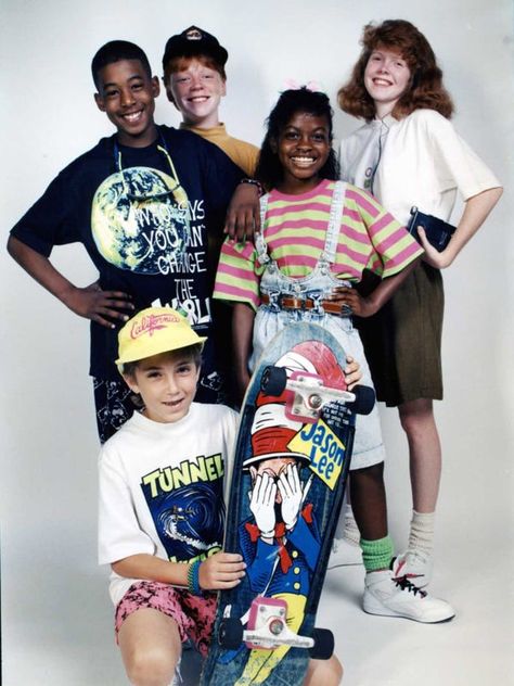 Kids in the 1990s wore bright colors, printed shirts, bucket hats, scrunchies, and striped shirts. Kids 90s Outfit Ideas Boys, 90s Kids Fashion, Middle School Fashion, 80s And 90s Fashion, Outfit 90s, 90s Outfit, 1980s Fashion, 90s Kids, Themed Outfits