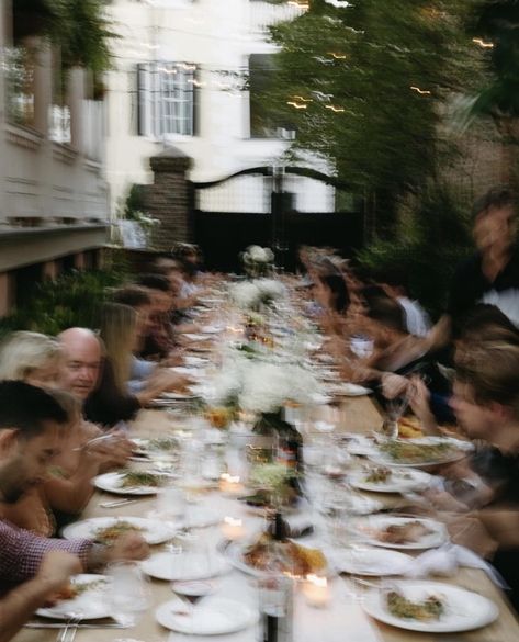 Casual Rehearsal Dinner Simple, Wedding Core Aesthetic, Aesthetic Engagement Party, Romantic Vintage Wedding Aesthetic, Engagement Party Aesthetic, Intimate Wedding Dinner, Engagement Party Dinner, Host A Dinner Party, Setting The Mood