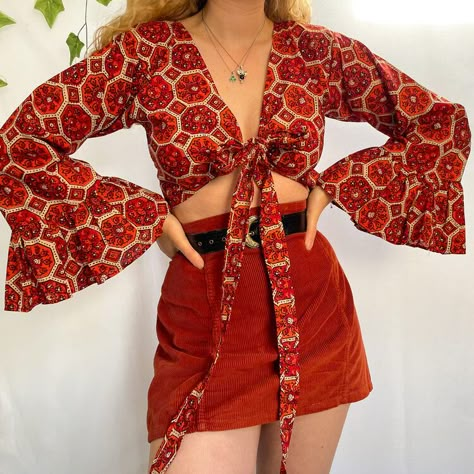 Bell Sleeve Wrap Top, 70’s Outfit, 70s Inspired Outfits, 70s Skirt, Outfits 70s, Bra Measurements, Mode Hippie, 60s 70s Fashion, Skin Details