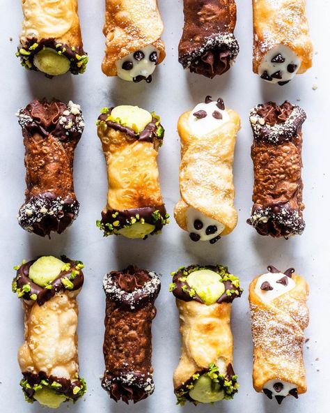 Camila Hurst on Instagram: “Cannoli Recipe Here we have 3 variations on cannoli flavors: vanilla, chocolate, and pistachio. Which would you pick? All recipes on the…” Cannoli Plating, Cannoli Macaron, Cannoli Aesthetic, Chocolate Cannoli Recipe, Cannoli Flavors, Macaron Fillings, Chocolate Cannoli, Homemade Snickers Bars, Fruit Lollies