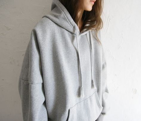 Pull de la street. Tshirt Over Hoodie Outfit, Hoodie Aesthetic, Brand Ideas, Gray Hoodie, Fashion Aesthetics, Style Savvy, Minimal Chic, Barbara Palvin, Hoodie Outfit