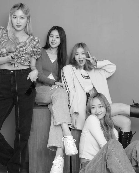 Group Photo Poses, Group Picture Poses, Bff Poses, Group Photography Poses, Friendship Photoshoot, Fotografi Iphone, Studio Poses, Studio Photography Poses, Friend Pictures Poses