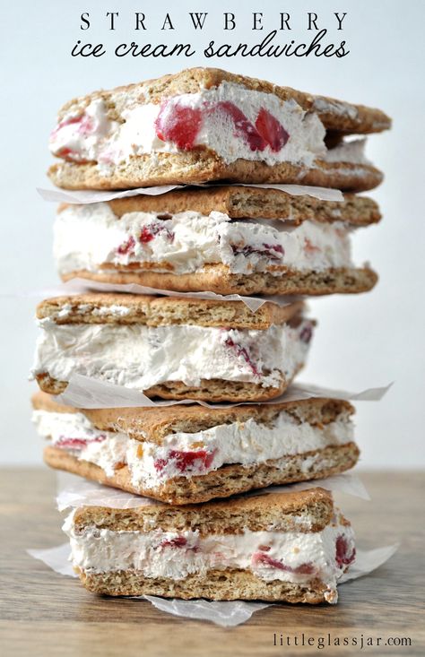 Graham Crackers Recipe, Strawberry Ice Cream Sandwich, Simple Ice Cream, Crackers Recipe, Healthy Food Habits, Ice Cream Sandwiches, Cream Sandwich, Healthy Diet Recipes, Strawberry Ice Cream