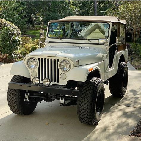 Uncover the essential mods for your Jeep. A must-see for off-road lovers. Cj Jeep Ideas, Jeep Cj7 Mods, Jeep Cj7 Ideas, Cj6 Jeep, Thar Modified, Cj5 Jeep, Cj7 Jeep, Jeep Scout, Vintage 4x4