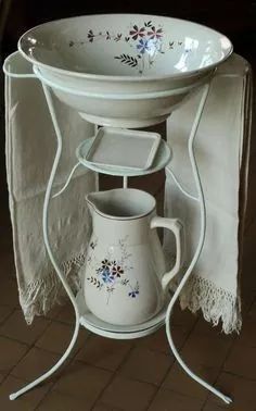 Water Basin And Pitcher Wash Stand, Antique Wash Stand, Chic Bedroom Design, Antique Pitcher, Cottage Room, Bowl Sets, Wash Stand, Tablet Weaving, Clean Towels