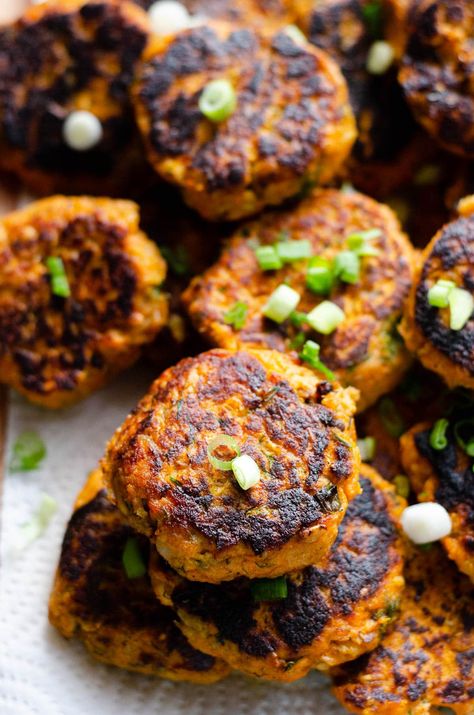 Canned Salmon Cakes (Salmon Patties) - iFoodReal.com Salmon Sweet Potato Cakes, Canned Salmon Cakes, Salmon Potato Cakes, Healthy Salmon Cakes, Salmon Ideas, Oats Baked, Canned Salmon Patties, Sweet Potato Cakes, Salmon Sweet Potato